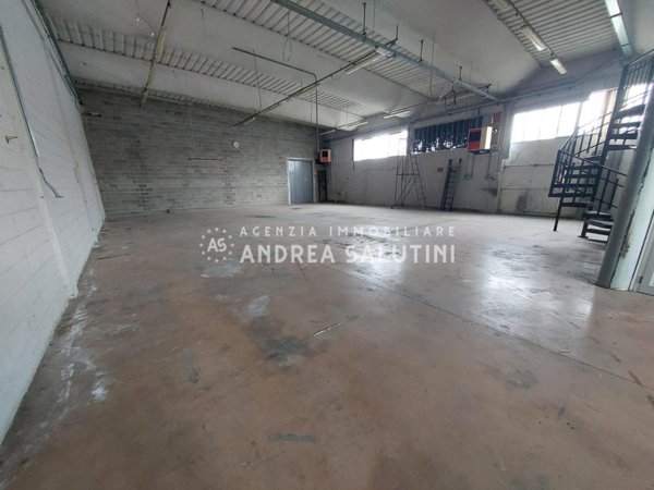 capannone in vendita a Pontedera in zona Pardossi