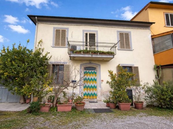 casa indipendente in vendita a Pontedera