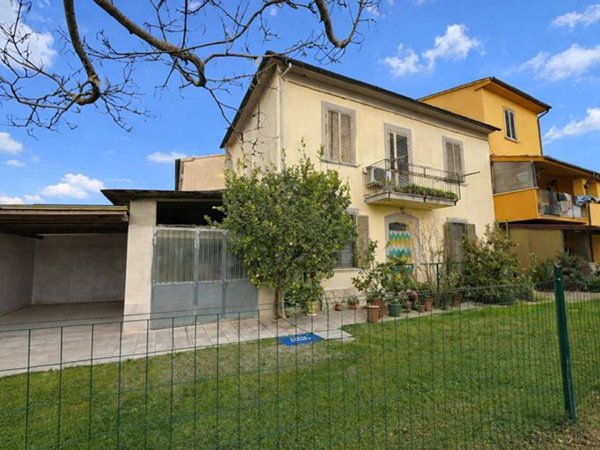 casa indipendente in vendita a Pontedera