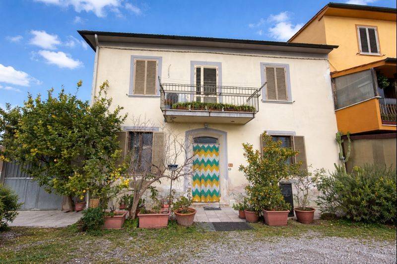 casa indipendente in vendita a Pontedera