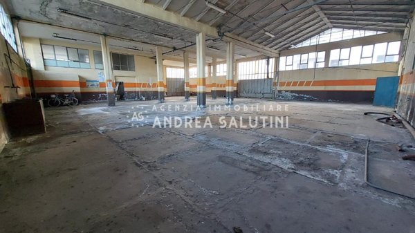 locale di sgombero in vendita a Pontedera