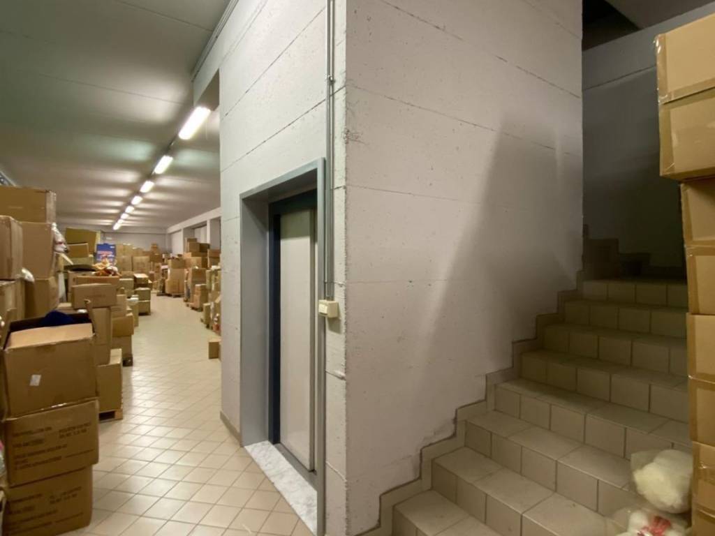 locale commerciale in vendita a Pontedera