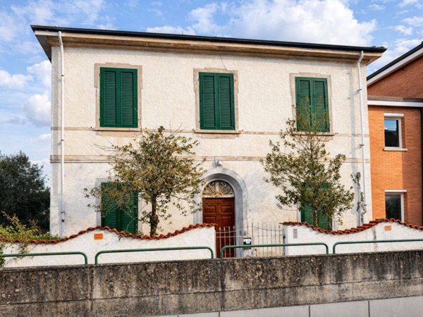 casa indipendente in vendita a Pontedera