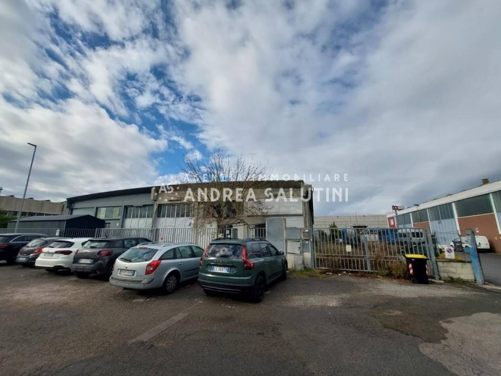 capannone in vendita a Pontedera