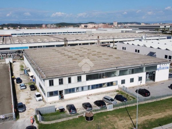 locale commerciale in vendita a Pontedera