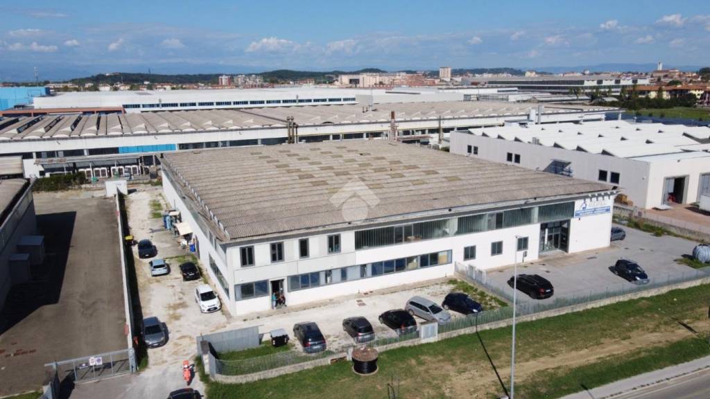 locale commerciale in vendita a Pontedera