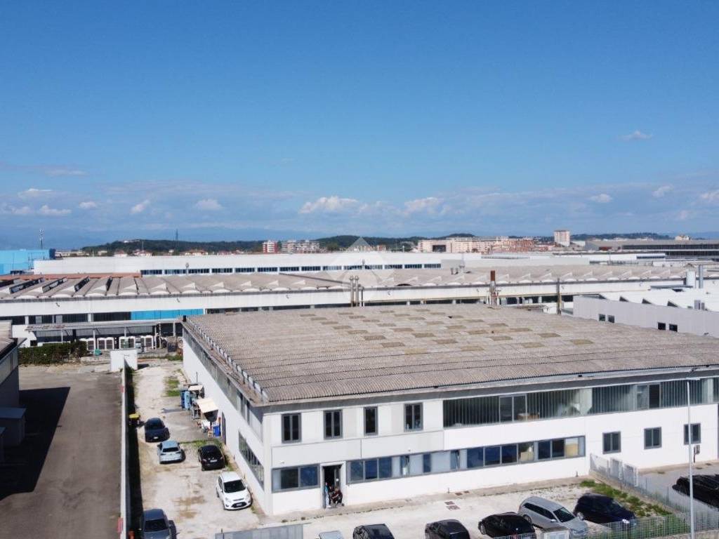 locale commerciale in vendita a Pontedera