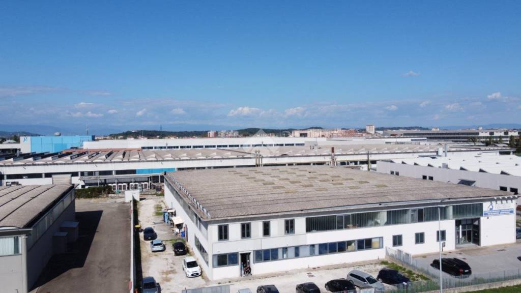 locale commerciale in vendita a Pontedera