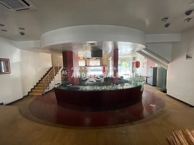 locale commerciale in vendita a Pontedera