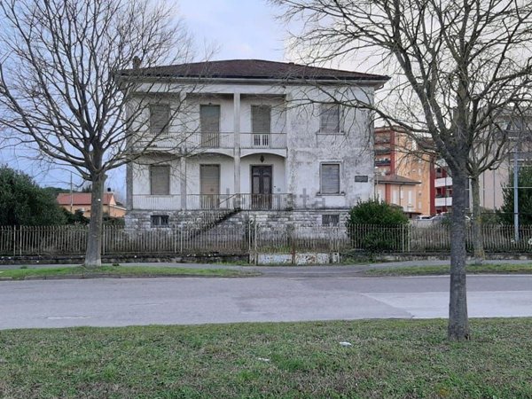 casa indipendente in vendita a Pontedera