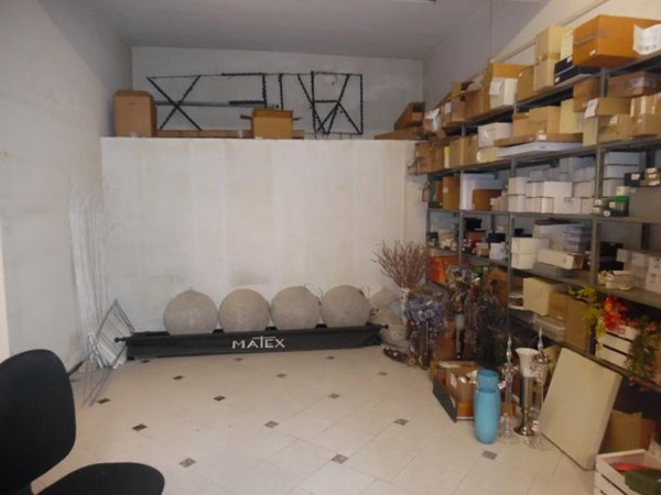 locale commerciale in vendita a Pontedera