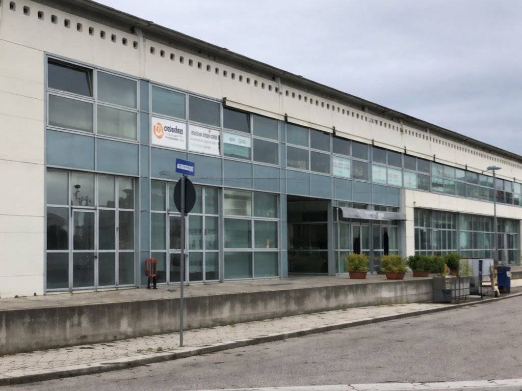 locale commerciale in vendita a Pontedera