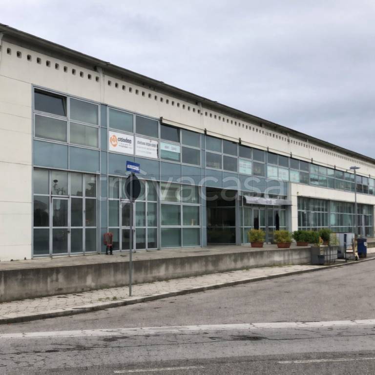 locale commerciale in vendita a Pontedera