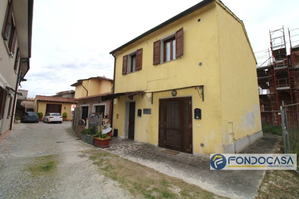 casa indipendente in vendita a Pontedera in zona Pardossi