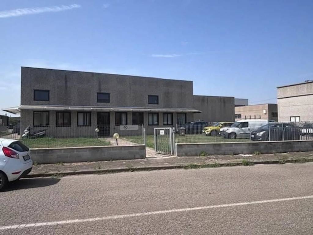 locale commerciale in vendita a Pontedera in zona Pardossi