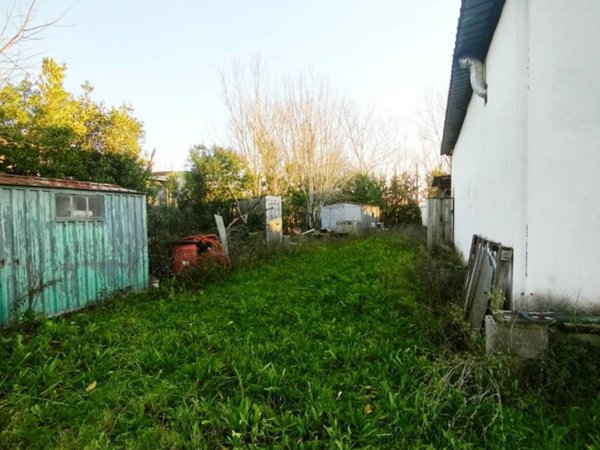 locale commerciale in vendita a Pontedera in zona Santa Lucia