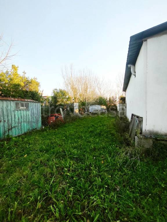 locale commerciale in vendita a Pontedera in zona Santa Lucia