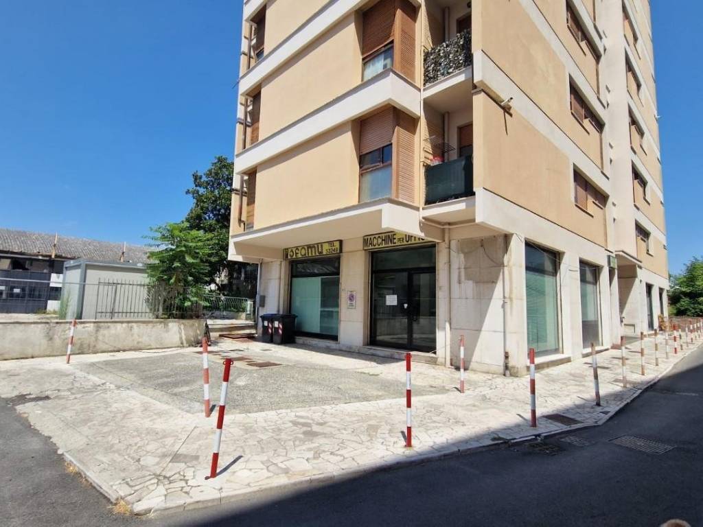 negozio in vendita a Pontedera