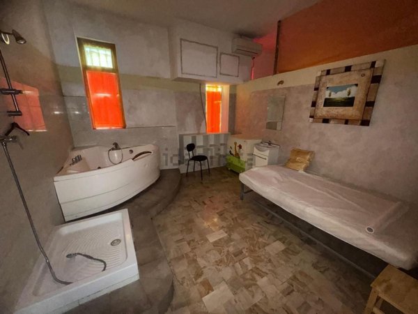 locale commerciale in vendita a Pontedera