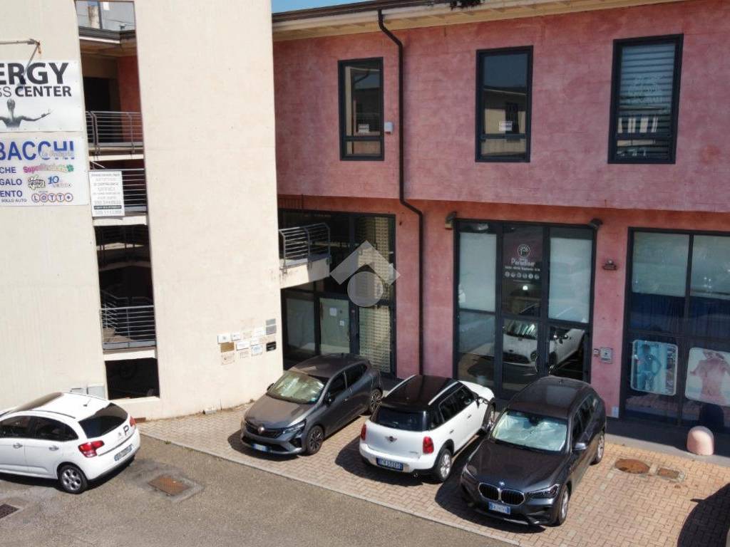 negozio in vendita a Pontedera