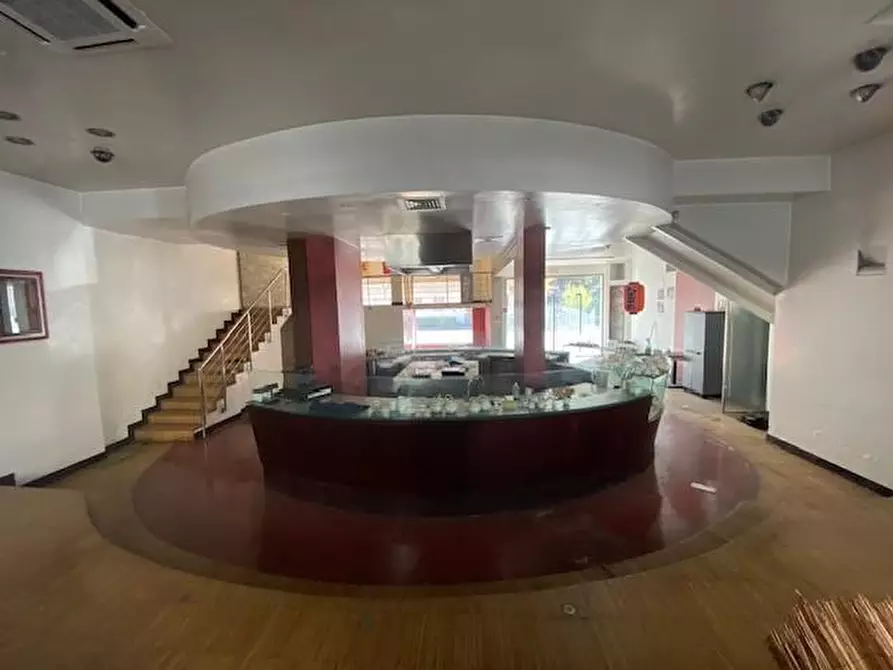 locale commerciale in vendita a Pontedera