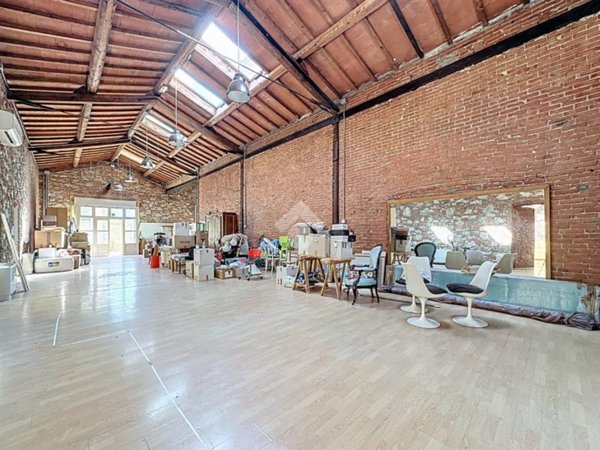 locale commerciale in vendita a Pontedera