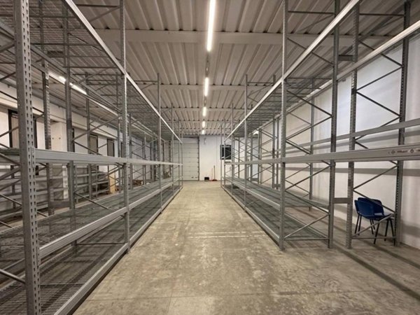 locale commerciale in vendita a Pontedera in zona Pardossi