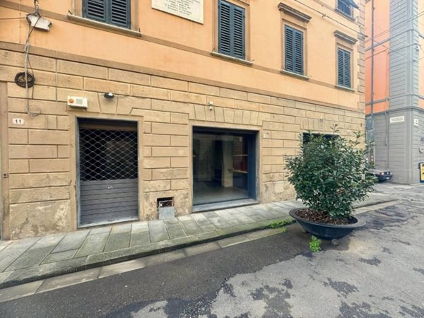 locale commerciale in vendita a Pontedera