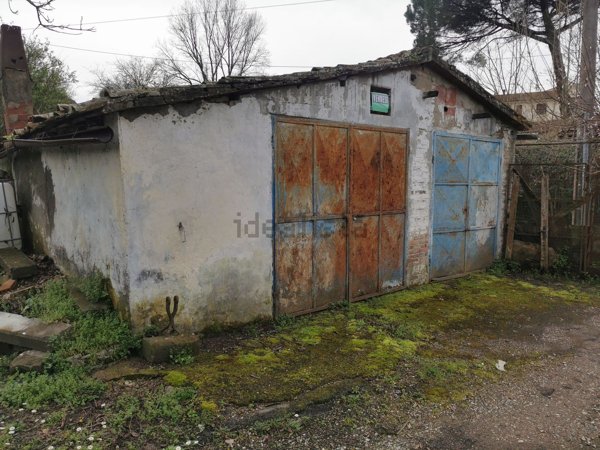 locale di sgombero in vendita a Pontedera in zona La Rotta