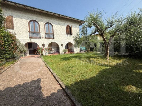 casa indipendente in vendita a Pontedera
