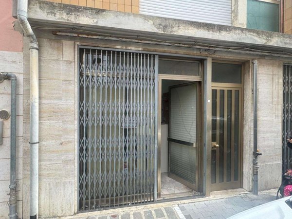 locale commerciale in vendita a Pontedera