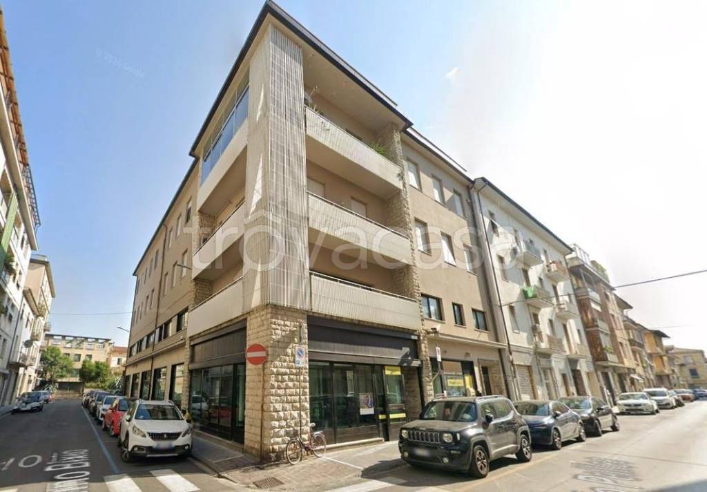 negozio in vendita a Pontedera