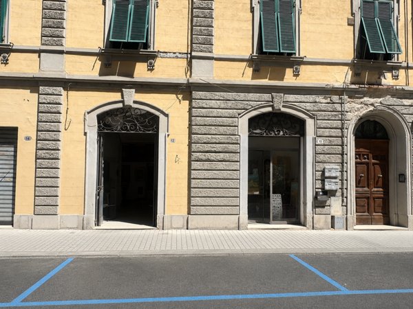 locale commerciale in vendita a Pontedera in zona La Bianca