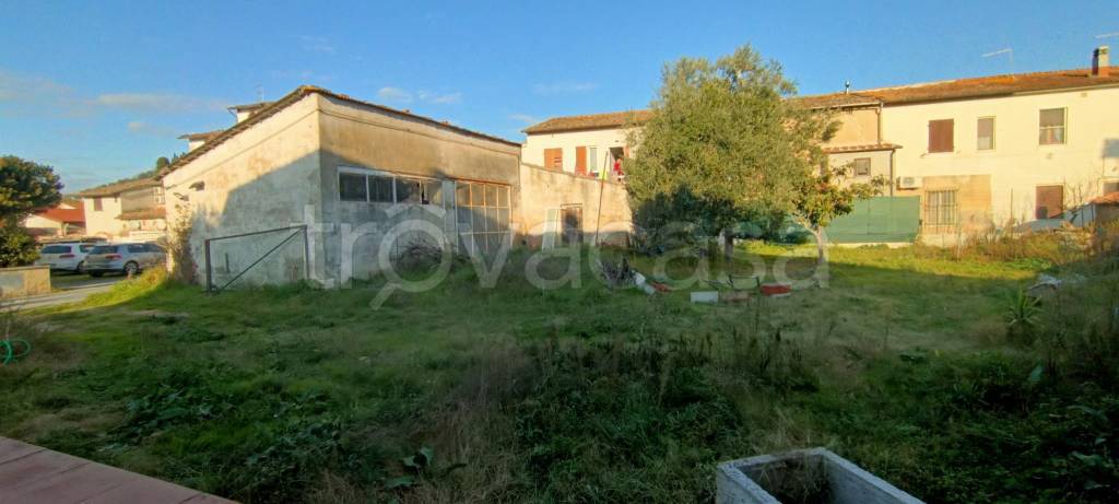 casa indipendente in vendita a Pontedera in zona Treggiaia