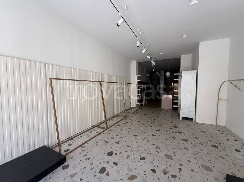 negozio in vendita a Pontedera