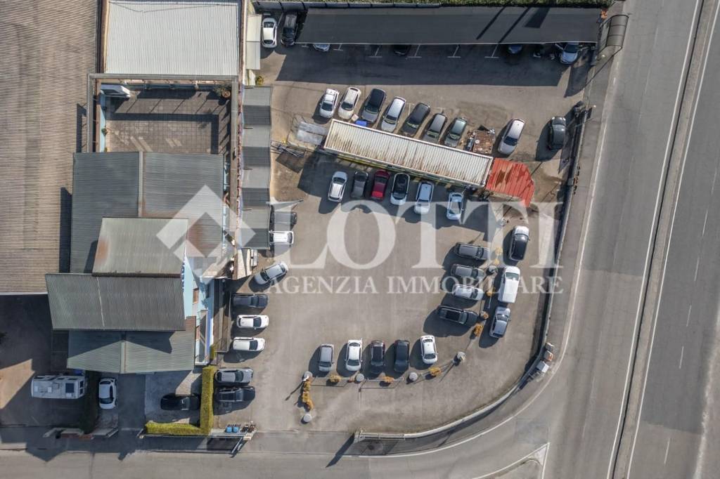 locale commerciale in vendita a Pontedera in zona Pietroconti