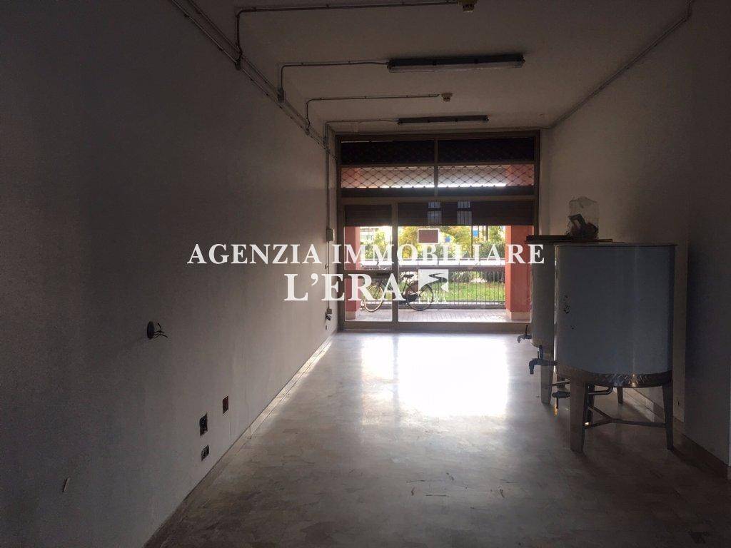 negozio in vendita a Pontedera in zona La Bianca
