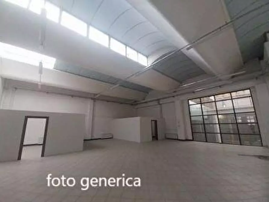 locale commerciale in vendita a Pontedera
