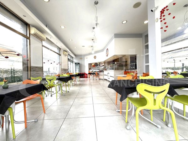 negozio in vendita a Pontedera in zona Le Cantine