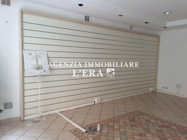 locale commerciale in vendita a Pontedera in zona La Bianca