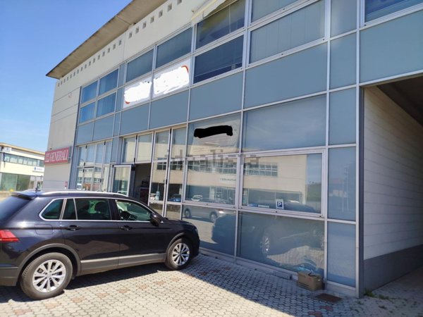 locale commerciale in vendita a Pontedera
