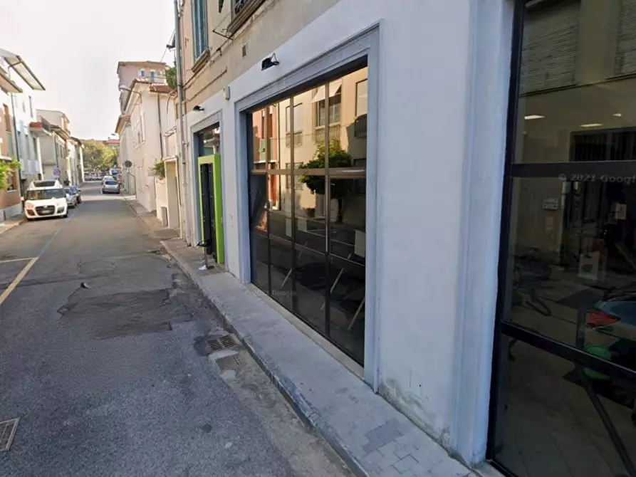 locale commerciale in vendita a Pontedera