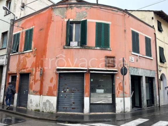 negozio in vendita a Pontedera