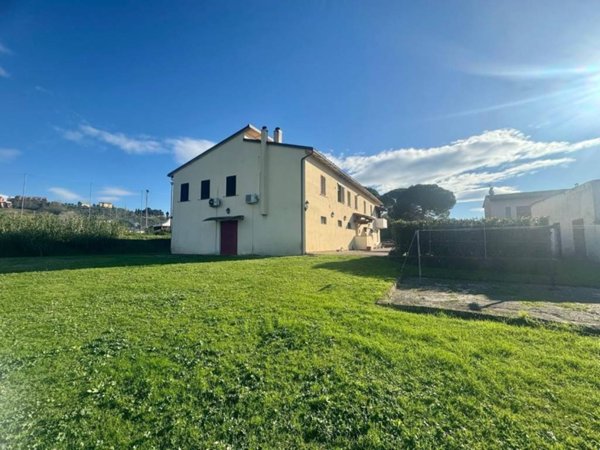 casa indipendente in vendita a Pontedera in zona I Fabbri