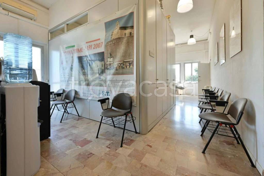 locale commerciale in vendita a Pontedera in zona Le Cantine