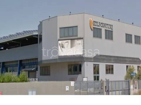 locale commerciale in vendita a Pontedera