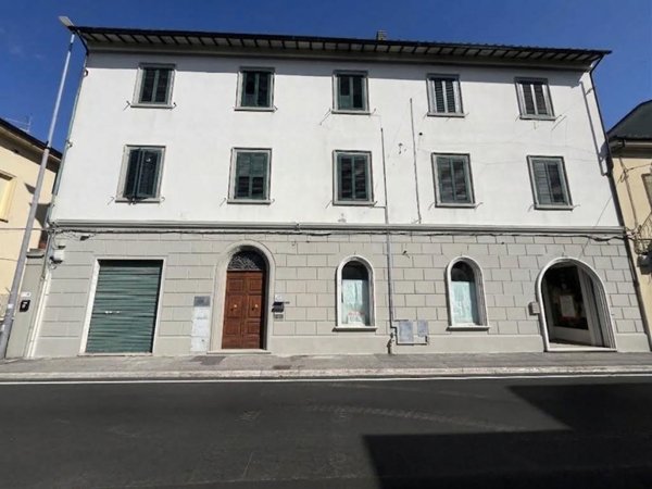 locale commerciale in vendita a Pontedera