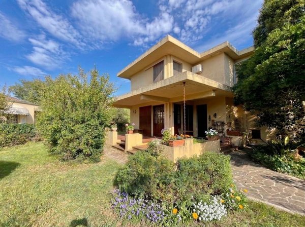 casa indipendente in vendita a Pontedera