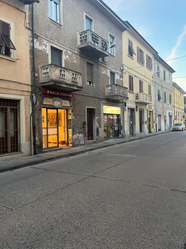 locale commerciale in vendita a Pontedera in zona La Bianca
