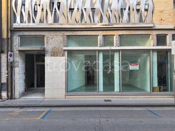 locale commerciale in vendita a Pontedera